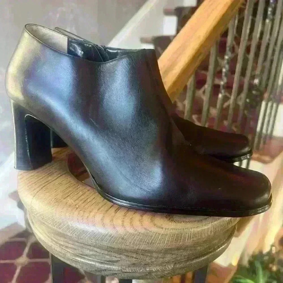 Details Leather Brown booties. NEW. 7.5. Excellent Condition. Zip sides 3” heel - Picture 2 of 14